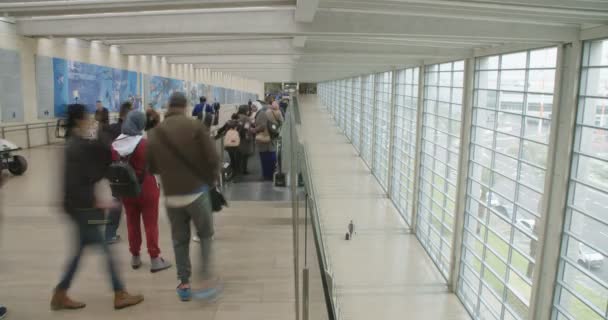 大規模な空港ターミナル ホールを通過する乗客のタイムラプス — ストック動画