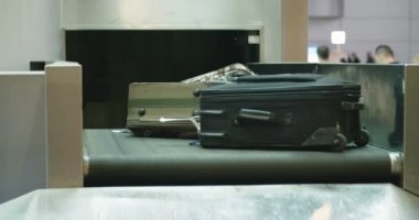 Havaalanında bir Konveyör bant üzerinde Bagaj