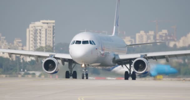 Tiro em câmera lenta de avião de passageiros taxiing no aeroporto — Vídeo de Stock