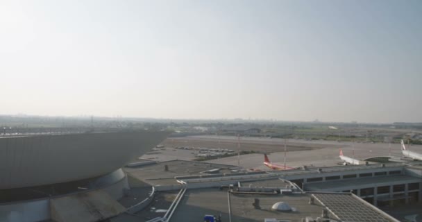 Обзор большого аэропорта с самолетами и терминалами — стоковое видео