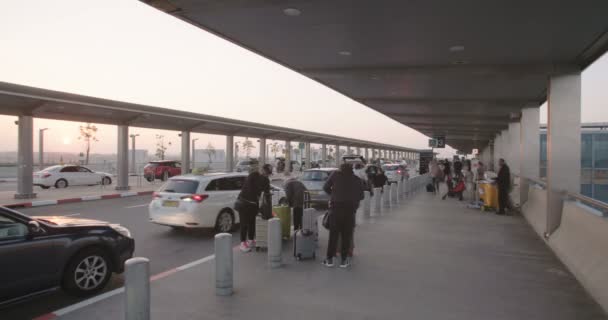 हवाई अड्डे पर टर्मिनल में कारों के साथ आने वाले यात्रियों का समयरेखा — स्टॉक वीडियो