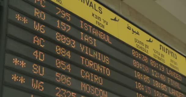 Tel Aviv, Izrael - leden 2018. Příchozí informační tabule na letišti — Stock video