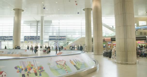 Tel Aviv, Israel - januari 2018. Passagerare som anländer på flygplatsen — Stockvideo