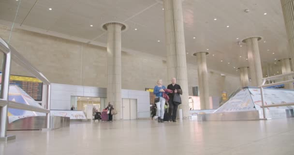 Tel Aviv, Israël - januari 2018. Passagiers die aankomen op de luchthaven — Stockvideo