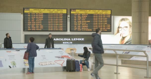 Tel Aviv, Israël - januari 2018. Passagiers die aankomen op de luchthaven — Stockvideo