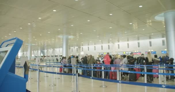 Tel Aviv, Israël - januari 2018. Passagiers lopen via airport terminal — Stockvideo