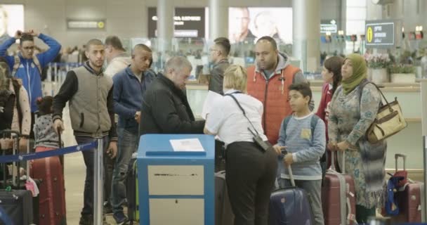 Tel Aviv, Israel - janeiro de 2018. Passageiros que atravessam o terminal do aeroporto — Vídeo de Stock