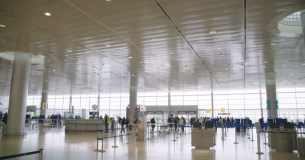 Tel Aviv, Israel - janeiro de 2018. Passageiros que atravessam o terminal do aeroporto — Vídeo de Stock