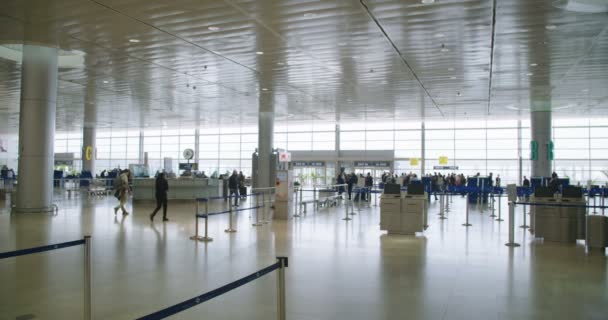 テルアビブ、イスラエル - 2018年 1 月。空港ターミナルを通って歩いている乗客 — ストック動画