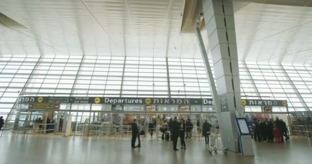 Tel Aviv, Israel - janeiro de 2018. Passageiros que atravessam o terminal do aeroporto — Vídeo de Stock