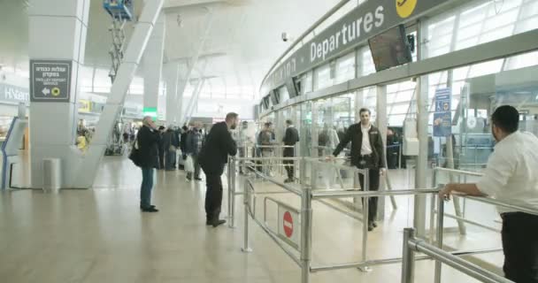Tel Aviv, Israël - januari 2018. Passagiers lopen via airport terminal — Stockvideo