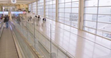 Tel Aviv, İsrail - Ocak 2018. İnsanlar büyük terminal koridorlarda