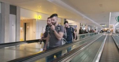 Tel Aviv, İsrail - Ocak 2018. Havaalanı terminal yürüyen yolcu