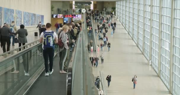 Тель-Авив, Израиль - январь 2018 года. Люди, проходящие через большие терминальные залы — стоковое видео