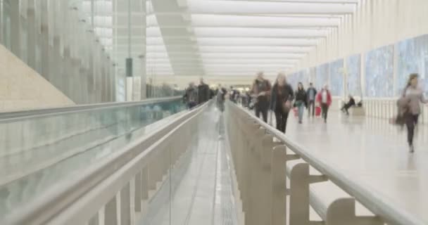 Tel Aviv, Israele - gennaio 2018. Persone che attraversano le grandi sale terminali — Video Stock
