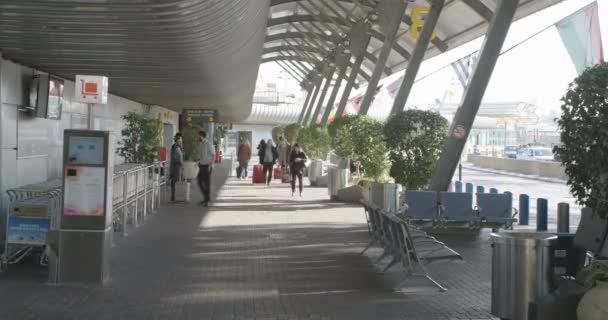 Tel Aviv, Izrael - leden 2018. Lidé arrivign u letištního terminálu — Stock video