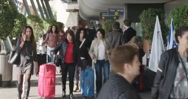 Tel Aviv, Izrael - leden 2018. Lidé arrivign u letištního terminálu — Stock video