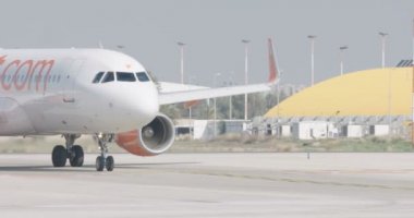 Tel Aviv, İsrail - Ocak 2018. Havayolu jet piste Taksilemek