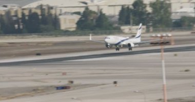 Tel Aviv, İsrail - Ocak 2018. Havayolu jet piste iniş