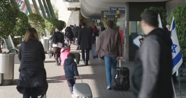 Tel Aviv, Israel - januari 2018. Personer arrivign på flygplatsterminalen — Stockvideo