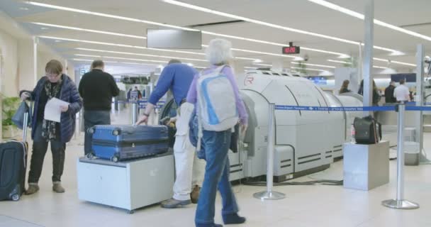 전화 텔아비브, 이스라엘-1 월 2018. X-레이 보안 검사를 통과 하는 가방 — 비디오