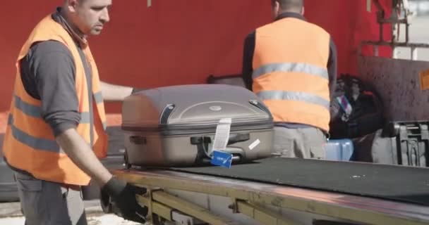 テルアビブ、イスラエル - 2018年 1 月。航空ジェットから荷物をオフロードの労働者 — ストック動画