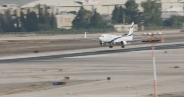 Tel Aviv, Israël - januari 2018. Luchtvaartmaatschappij jet landing op de startbaan — Stockvideo