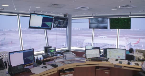 Tel Aviv, İsrail - Ocak 2018. Hava trafik kontrolörleri kontrol kulesi içinde — Stok video