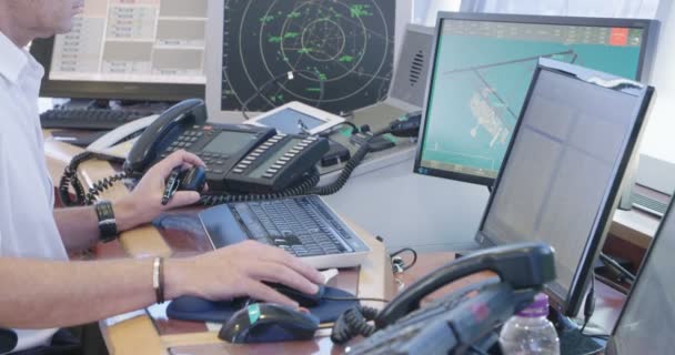 Tel Aviv, Israel - janeiro de 2018. Controladores de tráfego aéreo na torre de controlo — Vídeo de Stock