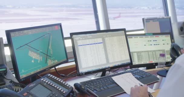 Tel Aviv, Israel - enero de 2018. Controladores de tráfico aéreo en la torre de control — Vídeos de Stock