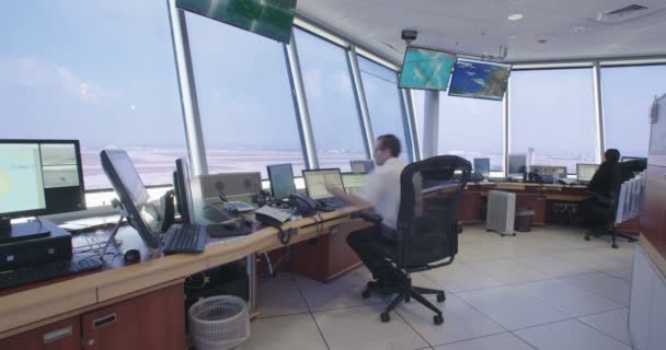 Tel Aviv, Israël - januari 2018. Luchtverkeersleiders in de verkeerstoren — Stockvideo