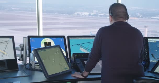 Tel Aviv, Izrael - leden 2018. Řídící letového provozu v kontrolní věži — Stock video
