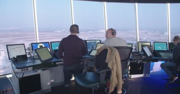 Тель-Авив, Израиль - январь 2018 года. Авиадиспетчеры в диспетчерской башне — стоковое видео