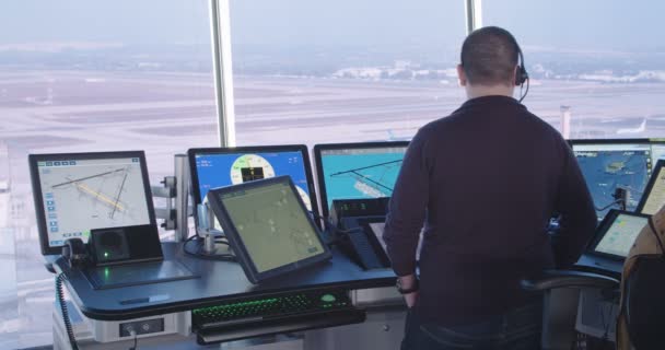 テルアビブ、イスラエル - 2018年 1 月。コントロール タワーの航空管制官 — ストック動画