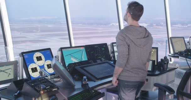 Tel Aviv, Israel - enero de 2018. Controladores de tráfico aéreo en la torre de control — Vídeos de Stock