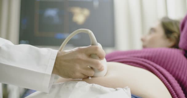 Беременная женщина во время УЗИ ребенка — стоковое видео