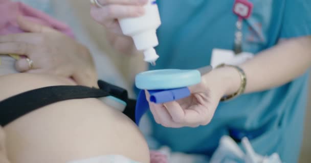 Hamile bir kadın üzerinde yerleştirilen fetal kalp monitörü — Stok video