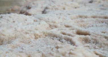 İsrail ölü deniz kıyısında tuz yatakları görüntüsünü izleme