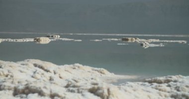 İsrail ölü deniz kıyısında tuz yatakları görüntüsünü izleme