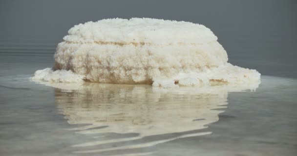 Rastreo de depósitos de sal en las orillas del Mar Muerto en Israel — Vídeo de stock