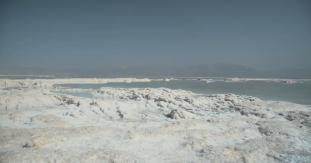 Rastreo de depósitos de sal en las orillas del Mar Muerto en Israel — Vídeos de Stock