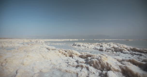 Tracking shot van zout afzettingen op de oevers van de dode zee in Israël — Stockvideo