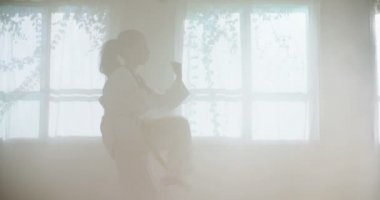 Dövüş sanatları uygulamak bir kız ağır çekim görüntüleri