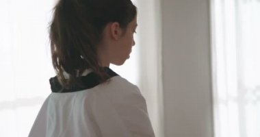 Dövüş sanatları uygulamak bir kız ağır çekim görüntüleri