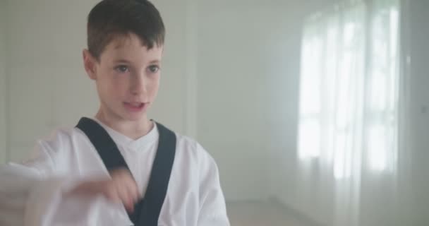 Повільні кадри руху молодого хлопчика, який займається бойовими мистецтвами — стокове відео