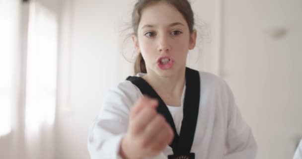 Повільні кадри про дівчину, яка займається бойовими мистецтвами — стокове відео