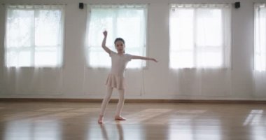 Küçük kız tek başına bir stüdyoda dans