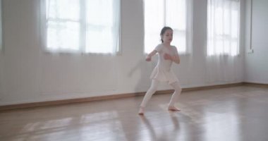 Küçük kız tek başına bir stüdyoda dans