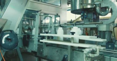 Kimyasal şişe üretim hattında makineleri