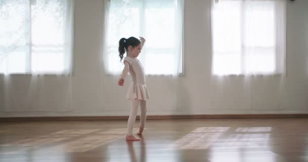 Niña bailando sola en un estudio — Vídeos de Stock